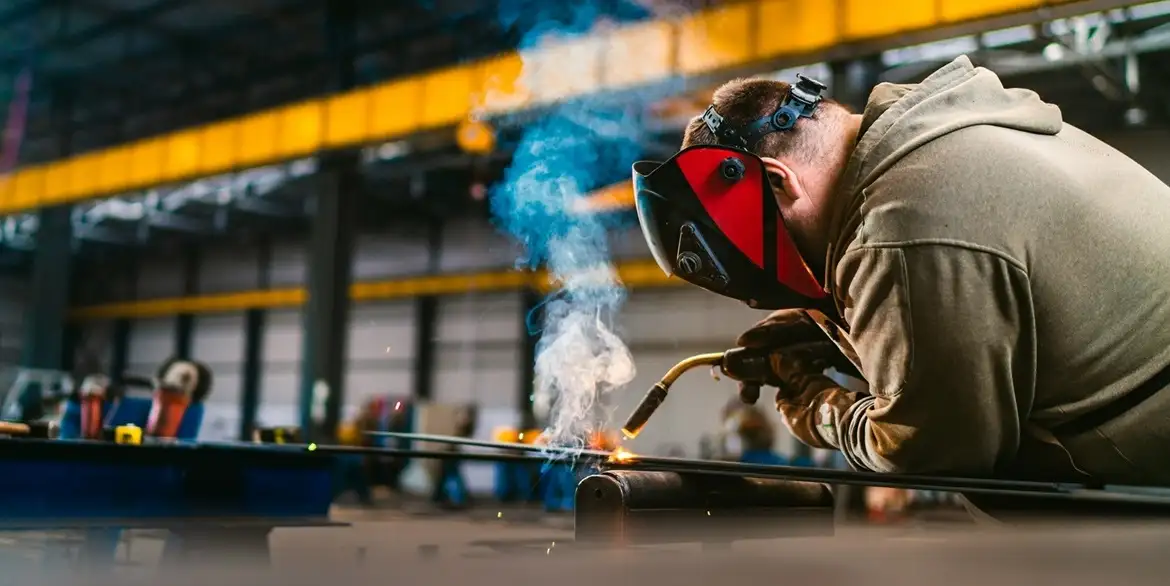 Schweißen von Stahlkonstruktionen in der Bauindustrie: Schaffung dauerhafter Fundamente und Gerüste
